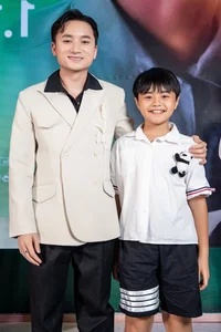 Singer Phan Mạnh Quỳnh and Wife Join Star-Studded Cast on the Red Carpet for Major Film Premiere - image 10