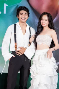 Singer Phan Mạnh Quỳnh and Wife Join Star-Studded Cast on the Red Carpet for Major Film Premiere - image 0