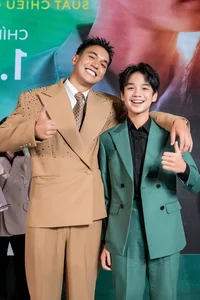 Singer Phan Mạnh Quỳnh and Wife Join Star-Studded Cast on the Red Carpet for Major Film Premiere - image 1