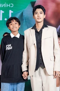 Singer Phan Mạnh Quỳnh and Wife Join Star-Studded Cast on the Red Carpet for Major Film Premiere - image 6