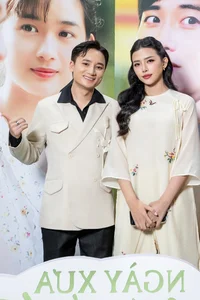 Singer Phan Mạnh Quỳnh and Wife Join Star-Studded Cast on the Red Carpet for Major Film Premiere - image 8