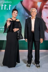 Singer Phan Mạnh Quỳnh and Wife Join Star-Studded Cast on the Red Carpet for Major Film Premiere - image 3