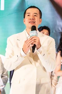 Singer Phan Mạnh Quỳnh and Wife Join Star-Studded Cast on the Red Carpet for Major Film Premiere - image 9
