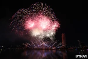Spectacular Opening of the Da Nang International Fireworks Festival 2024: A Symphony of Light - image 1