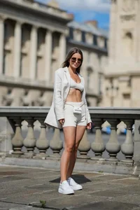 Essential Timeless Sneakers: The Ultimate Guide to Classic Footwear for Women - image 4