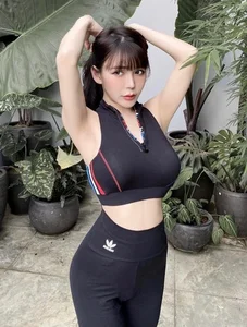 Chic and Bold: How the Deep-Cut Crop Top Trend is Dominating Modern Street Style and Influencer Fashion - image 4