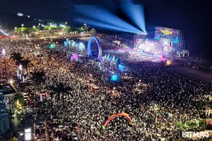 Vibrant Crowds Gather for the Spectacular Opening Night of Cua Lo Tourism Festival - image 1