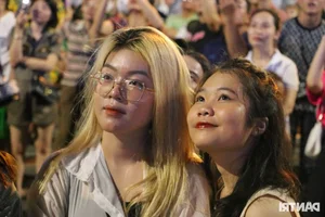 Vibrant Crowds Gather for the Spectacular Opening Night of Cua Lo Tourism Festival - image 8