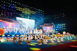 Vibrant Crowds Gather for the Spectacular Opening Night of Cua Lo Tourism Festival - image 0
