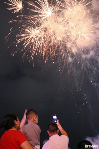 Vibrant Crowds Gather for the Spectacular Opening Night of Cua Lo Tourism Festival - image 4