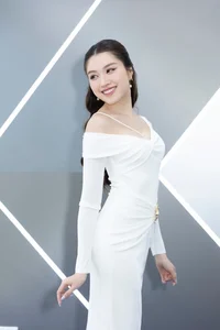 Miss Universe Vietnam Ngoc Chau Shines on the Red Carpet: Elegant Fashion and Body-Flattering Style Trends - image 6