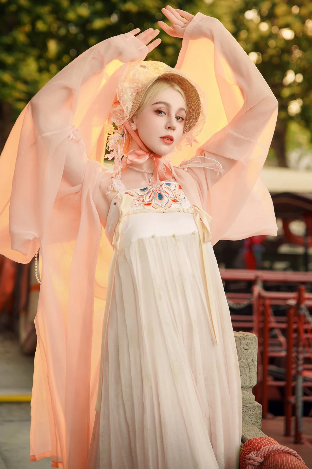 East Meets West: Russian Beauty Zhu Li Ya’s Ethereal Debut in Traditional Hanfu Elegance