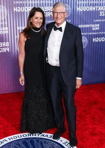 Elegant Style: Exploring the Sophisticated Fashion Choices of Paula Hurd - image 1
