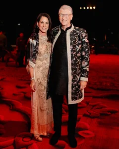 Elegant Style: Exploring the Sophisticated Fashion Choices of Paula Hurd - image 7