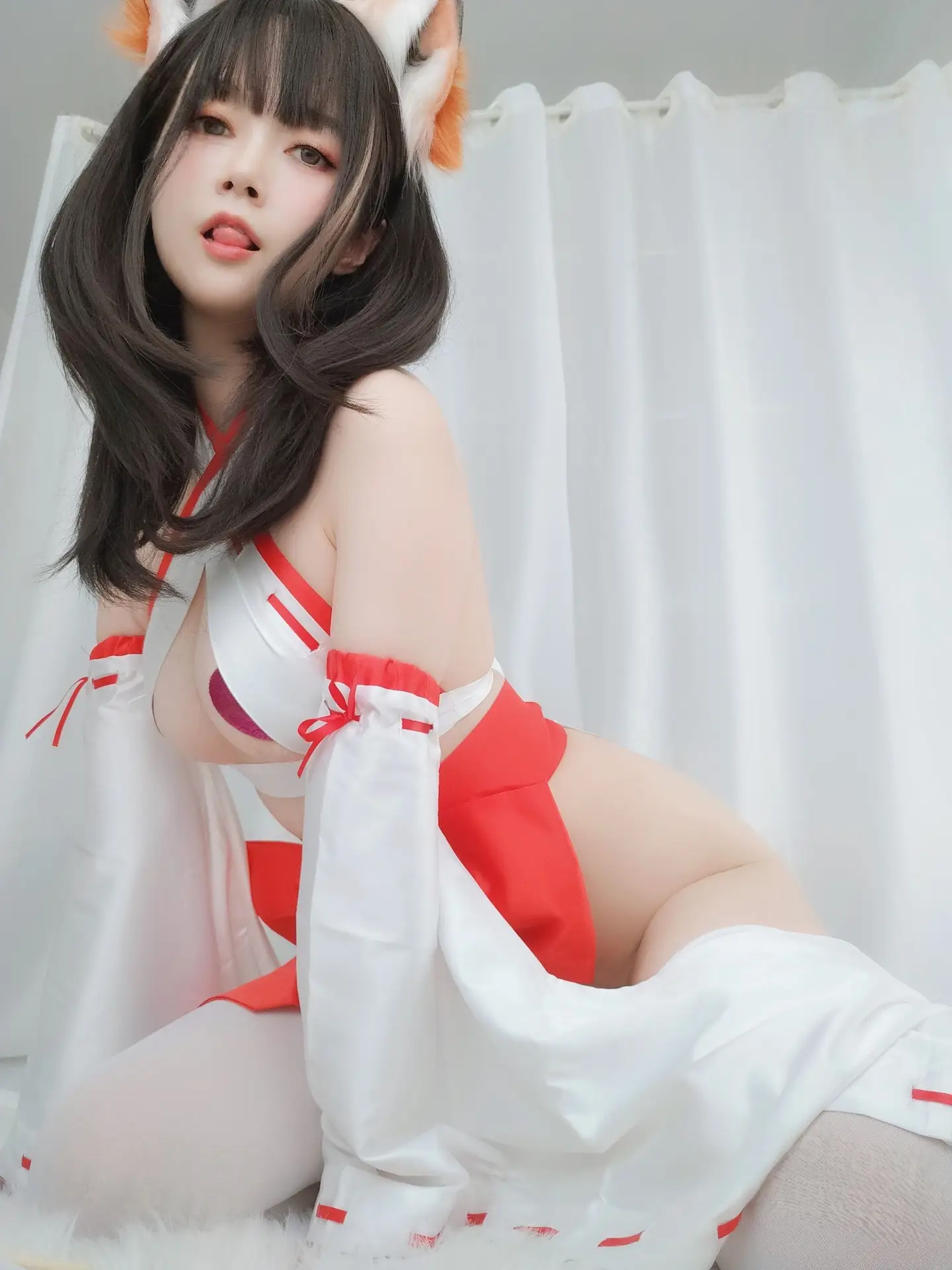 Coser Baiyin transforms into an enchanting Shrine Fox, showcasing captivating beauty in unique Kitsune cosplay