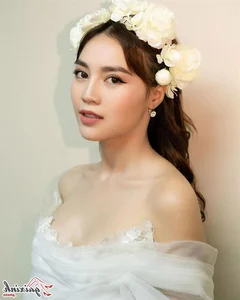 Timeless Elegance: The Allure of Off-The-Shoulder Fashion for Modern Women - image 1