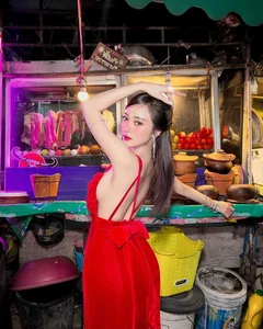 Mysterious Hot Girl Trends with Bold Street Food Fashion Look - image 1