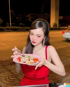 Mysterious Hot Girl Trends with Bold Street Food Fashion Look - image 7