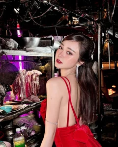 Mysterious Hot Girl Trends with Bold Street Food Fashion Look - image 3