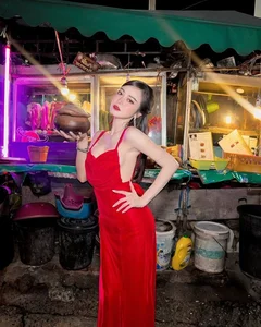 Mysterious Hot Girl Trends with Bold Street Food Fashion Look - image 4