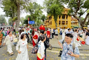 Celebrating Reunification Day: Massive Crowds Gather at Ho Chi Minh Mausoleum for Historic Photos - image 7