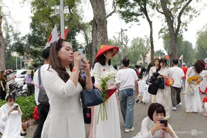 Celebrating Reunification Day: Massive Crowds Gather at Ho Chi Minh Mausoleum for Historic Photos - image 8