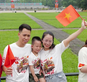Celebrating Reunification Day: Massive Crowds Gather at Ho Chi Minh Mausoleum for Historic Photos - image 2
