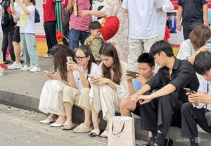 Celebrating Reunification Day: Massive Crowds Gather at Ho Chi Minh Mausoleum for Historic Photos - image 9