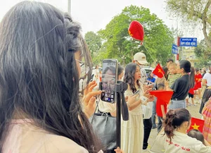 Celebrating Reunification Day: Massive Crowds Gather at Ho Chi Minh Mausoleum for Historic Photos - image 6