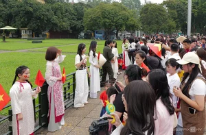 Celebrating Reunification Day: Massive Crowds Gather at Ho Chi Minh Mausoleum for Historic Photos - image 3