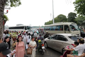Celebrating Reunification Day: Massive Crowds Gather at Ho Chi Minh Mausoleum for Historic Photos - image 11
