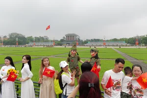 Celebrating Reunification Day: Massive Crowds Gather at Ho Chi Minh Mausoleum for Historic Photos - image 0