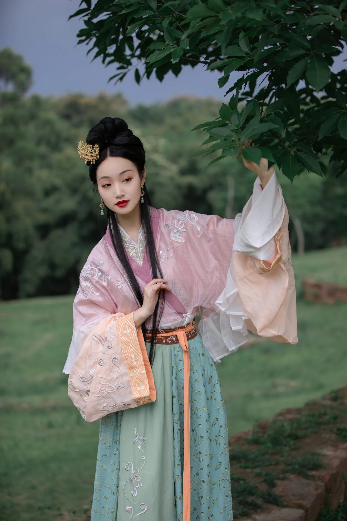 Sophistication and Style: YiTuYu Art Language Vol.4585 Featuring Ling Zi Xi