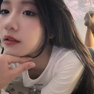 Thai Nguyen Beauty Goes Viral with Cozy and Elegant Lifestyle Bedroom Photoshoot - image 0