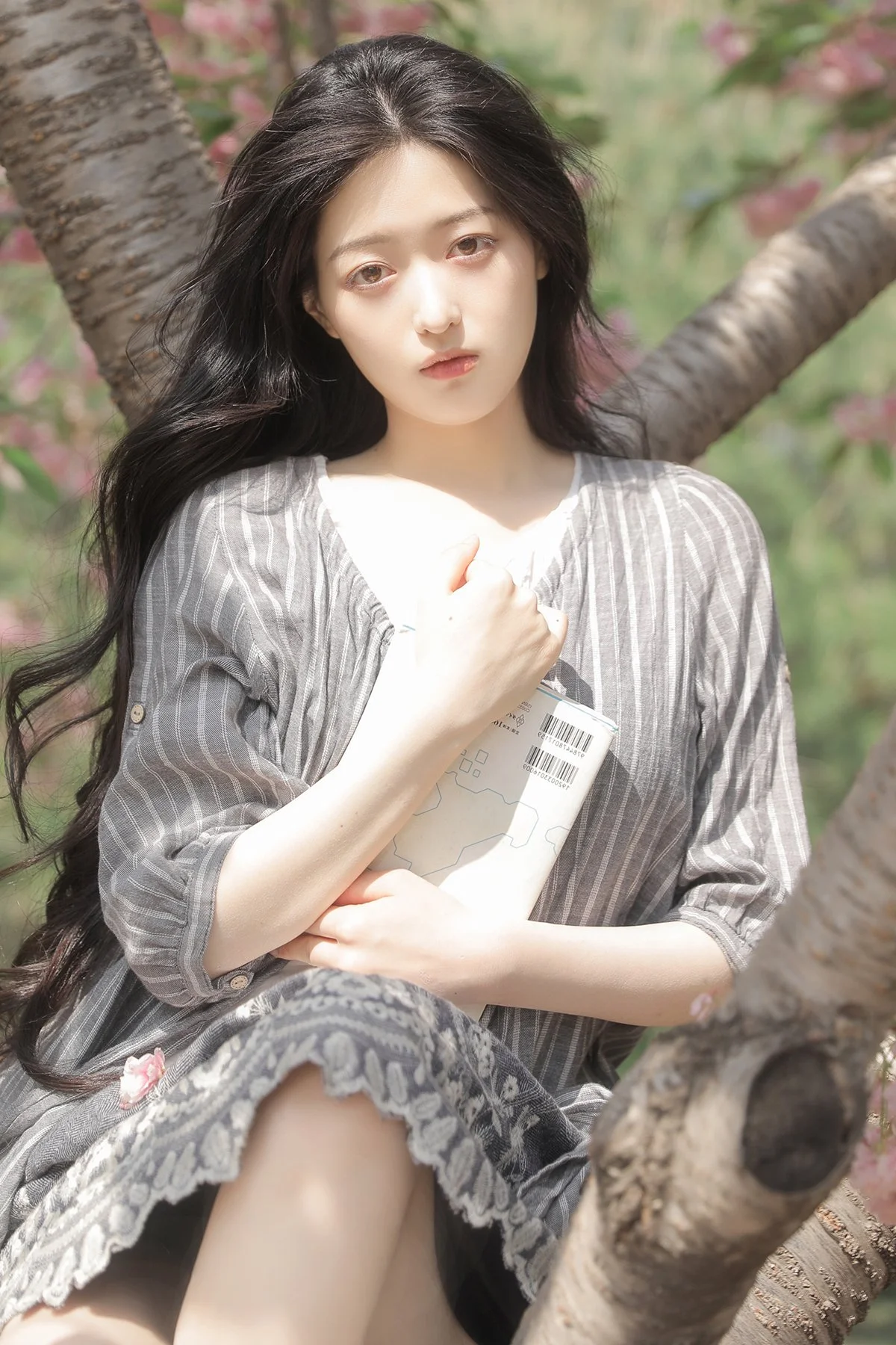 YiTuYu Art Language Vol.7128: Elegant and Timeless Portraiture with Model Xu Jia Yue
