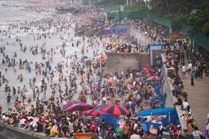 Vibrant Tet Holiday: Thousands of Tourists Flock to Vung Tau Beach for Lunar New Year Celebrations - image 9