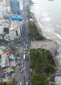 Vibrant Tet Holiday: Thousands of Tourists Flock to Vung Tau Beach for Lunar New Year Celebrations - image 6
