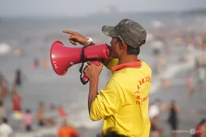 Vibrant Tet Holiday: Thousands of Tourists Flock to Vung Tau Beach for Lunar New Year Celebrations - image 7