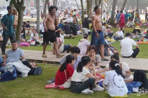 Vibrant Tet Holiday: Thousands of Tourists Flock to Vung Tau Beach for Lunar New Year Celebrations - image 3