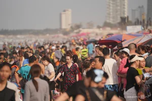 Vibrant Tet Holiday: Thousands of Tourists Flock to Vung Tau Beach for Lunar New Year Celebrations - image 2