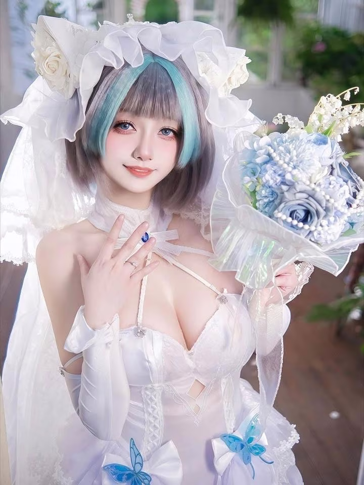 Female Cosplayer Shuzi: Sweet & Elegant in Alluring Bridal Cosplay Dress