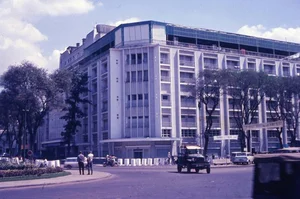 Historic Luxury: Rare Glimpses of American-Influenced Hotels in Saigon Before 1975 - image 1