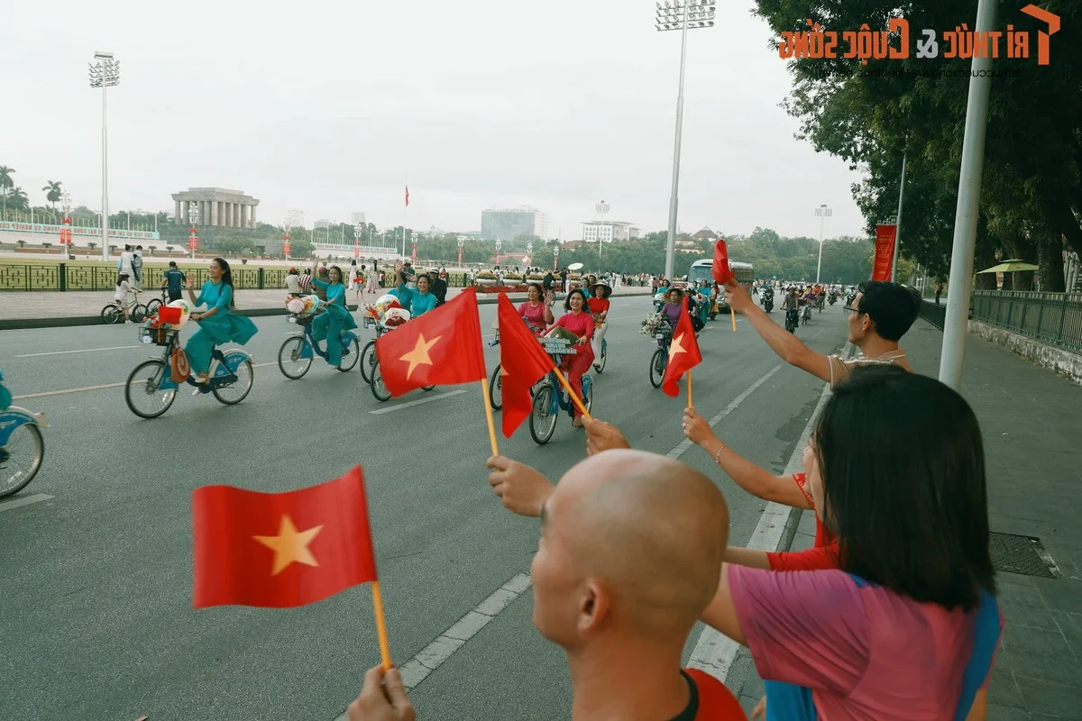 Exploring Hanoi Heritage Through the Elegance of Ao Dai: A Cultural Tourism Journey