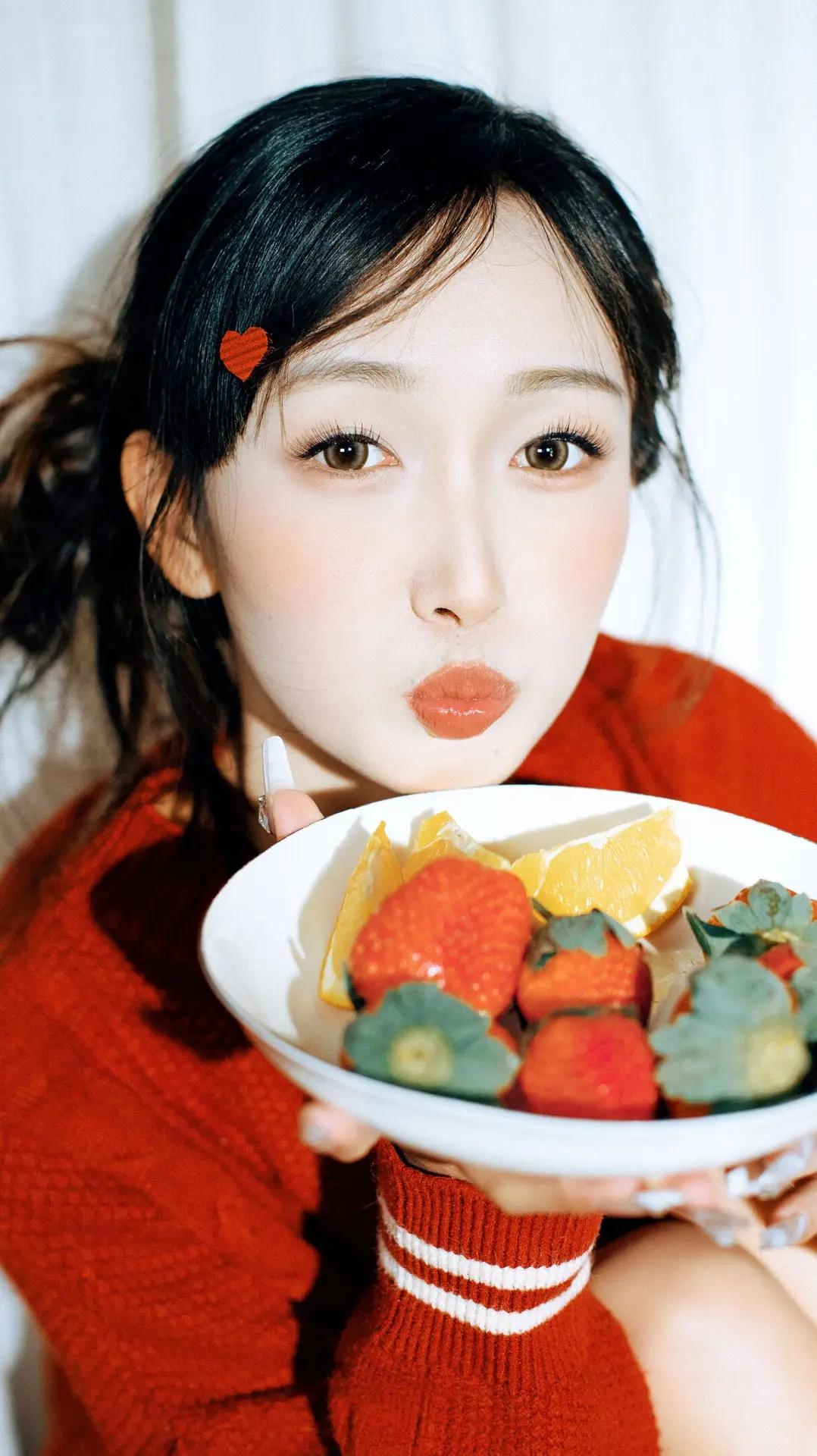 YiTuYu Art Language Vol.8573 zzzzzzz: A Girl's Sweet Relaxed Moment with a Bowl of Fruits