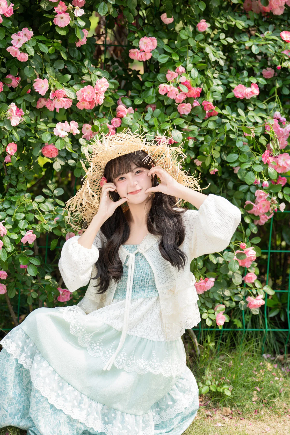Sunkissed Serenity: Xia Yu Xiao Nian’s Artistic Summer Escape