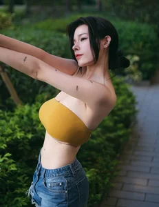 Redefining Fitness Aesthetics: The Model Captivating Fans with Her Incredible Curves - image 5