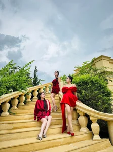 Actress Van Trang Radiates Elegance and Charm During Outing with Close Friends - image 6