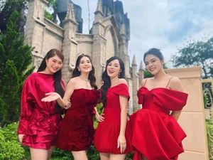 Actress Van Trang Radiates Elegance and Charm During Outing with Close Friends - image 0