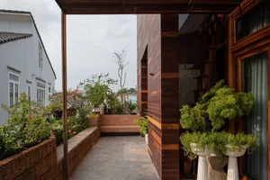 6 Inspiring Modern Townhouse Designs Featuring Lush Indoor Gardens, Natural Light, and Sustainable Biophilic Architecture for a Refreshing Urban Oasis - image 4
