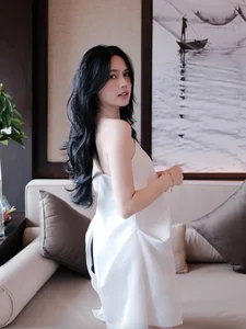 Ngo Hoang Duong: Exploring the Bold Fashion and Lifestyle of Thanh Chung's Wife - image 4